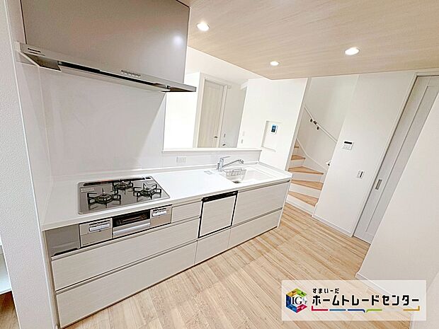 【【システムキッチン】】見栄えもよくお手入れもスムーズに出来ます。豊富な収納力もございますので、キッチンスペースをスッキリとお使い頂けそうです。