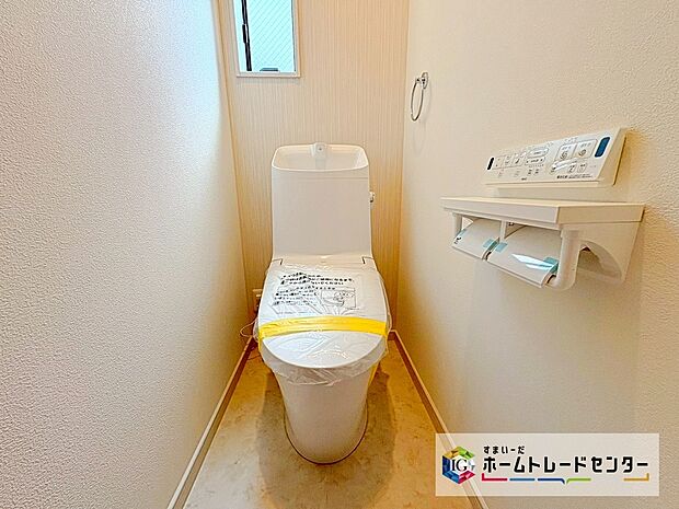 【トイレ】1、2階にトイレスペース完備!窓付きで採光もあり明るく、換気も出来る快適空間となっております♪毎日使う場所だからこその配慮です!