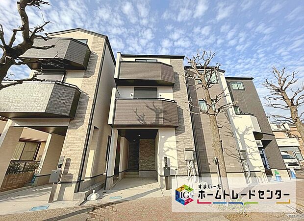 【 2号棟　現地外観写真】広々とした公道に面し、開放感溢れる街並み☆スーパー「ライフ」まで徒歩５分、お買い物も便利！小中学校・保育園・幼稚園が徒歩７分圏内に揃います♪