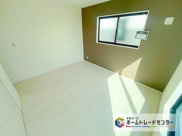 【居室】2面採光を確保した明るい室内は穏やかな時間が流れます♪風通しも良く、大変居心地の良い空間となっております!爽やかな風を感じて起きる朝は、快適生活の始まりに!