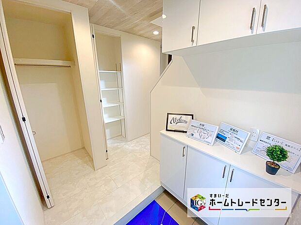 【玄関収納】シューズクローゼットはもちろん、コートなどをかけられる収納もございます☆