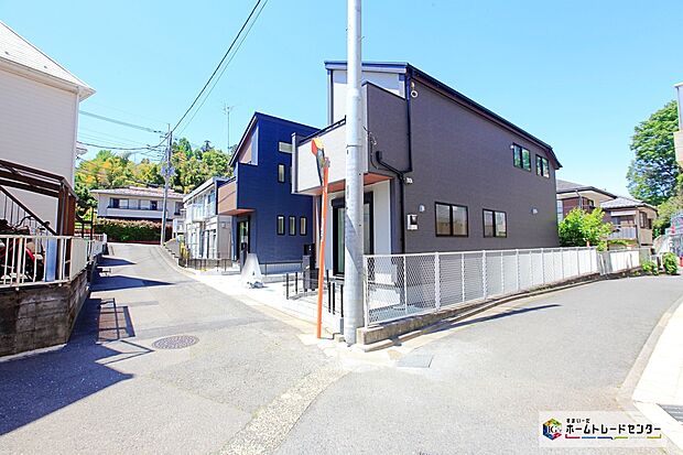 【前面道路含む現地写真】閑静な住宅街に立地します☆
スーパー・コンビニ・ドラッグストア・郵便局が徒歩9分圏内に揃いますので、生活便利です♪