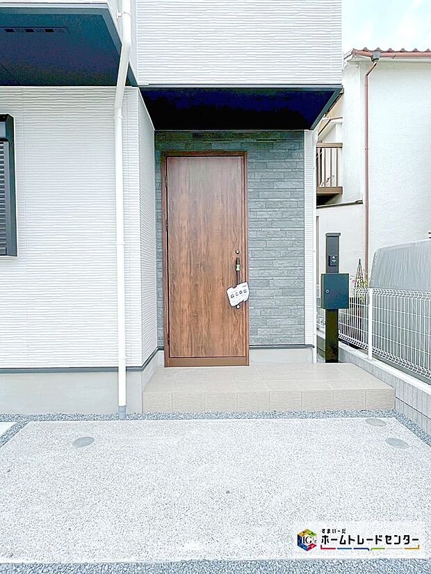 【現地外観写真】洗練されたデザインのお洒落なお住まいです。ゆとりの広さを誇る魅力あふれる邸宅の完成です!