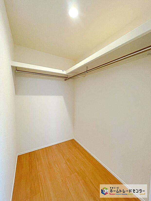 【ウォークインクローゼット】お子様との思い出もたっぷりしまえるウォークインクローゼット。衣類だけでなく、鞄などの小物からスーツケースやレジャー用品などの大きな物までたっぷり収納出来ます。