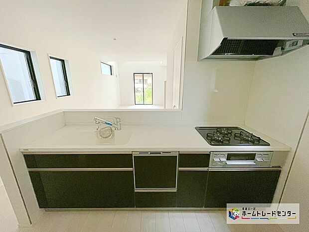 【システムキッチン】人工大理石トップ仕様の高級感のあるシステムキッチン。食洗機や浄水器、ハンドシャワーなど、高機能付きです。サポート力◎で、家事も快適スムーズに出来そうです。