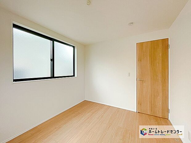 【浴室】☆ 洋室 ☆
全居室に収納を完備しておりますので、居室の全空間を有効活用出来ます。自分好みのお部屋で、ゆったりお寛ぎ頂けます。