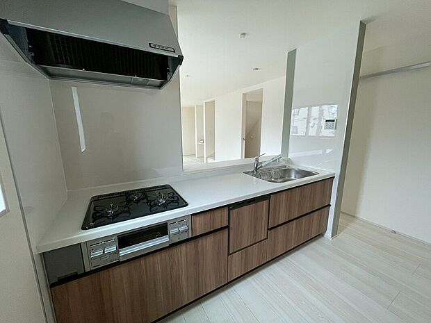 【システムキッチン】見栄えもよくお手入れもスムーズに出来ます。豊富な収納力もございますので、キッチンスペースをスッキリとお使い頂けそうです。