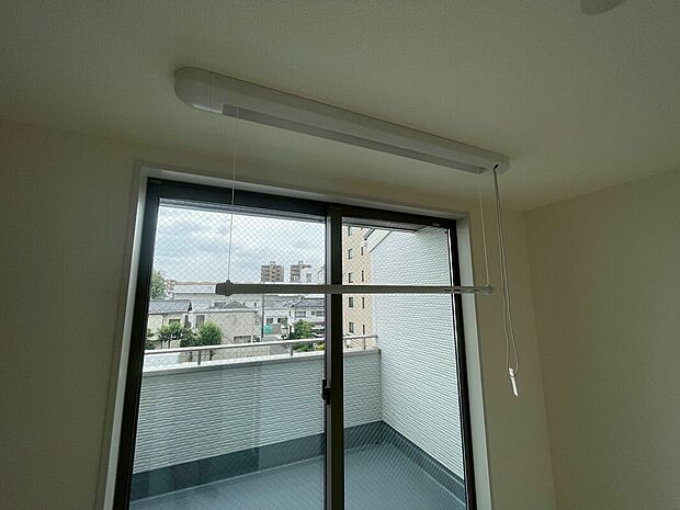 【室内物干しスペース】2号棟には室内物干しスペースがございます☆雨の日や花粉所の季節に活躍します☆