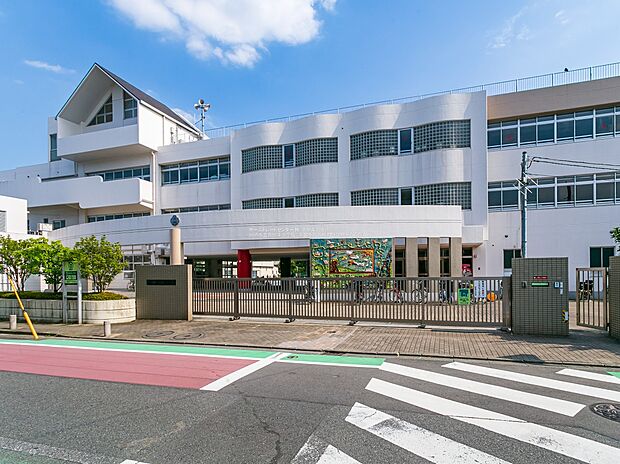 川崎市立西御幸小学校(約65m)
