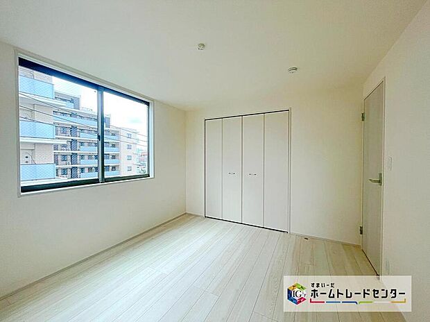 【☆ 洋室 ☆】フローリングは爽やかな白。お洒落なだけでなく、部屋を広く見せてくれます。自分好みのインテリア部屋全体を明るく開放感を感じさせます。