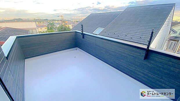 【バルコニー】天気の良い日は、ご家族の洗濯物・お布団をまとめて干せます♪