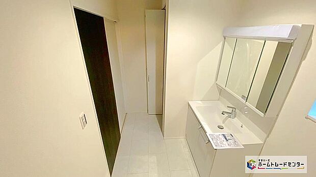 【洗面台・洗面所】白を基調とした爽やかなサニタリースペース。清潔感のある快適空間です。毎日の身支度も気持ち良くお使い頂けます。