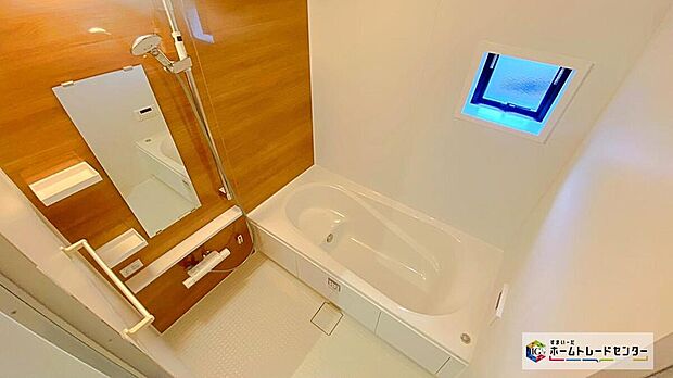 【浴室】窓付きのバスルームは、採光もあり明るく気持ちの良い空間です。窓があることで、換気環境も良好。掃除もスムーズに出来ます。