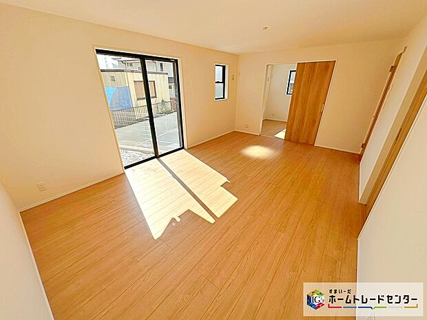 【☆ リビング ☆】大きな窓のあるリビングは、明るく解放感溢れる空間です。居心地良く、ご家族皆がゆったり寛げる憩いの空間となりそうです。