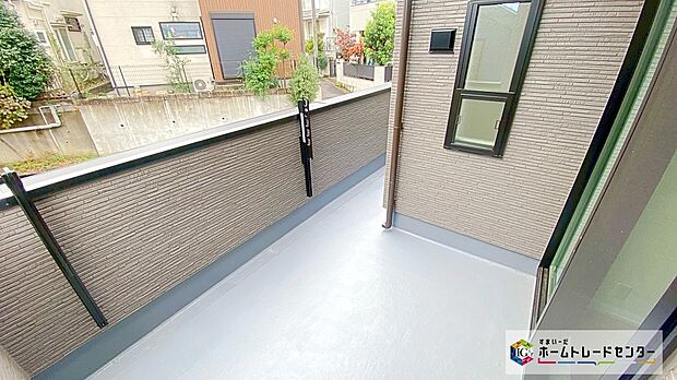 【バルコニー】広々としたバルコニーを設置いたしました!心地よい陽射しや暖かな風を楽しむことが出来ます♪晴れた日にはたっぷりの洗濯物や布団を干せます!