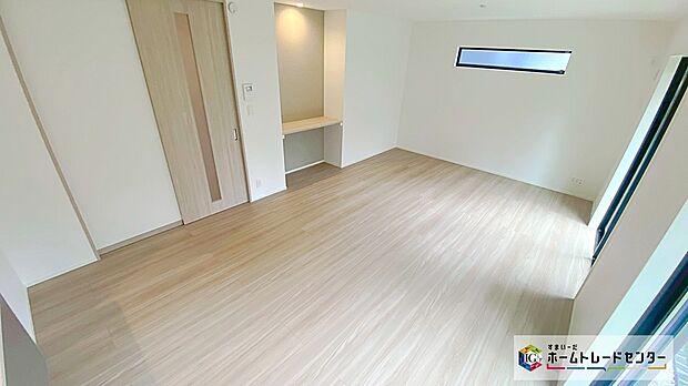 【リビング カウンター】LDKにデスクと椅子があれば子どもが宿題をしている時、分からないことや知りたいことがあればすぐに親に声をかけることができます。親子間のコミュニケーションも増えますね♪