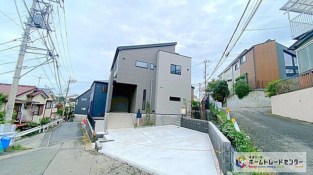 【前面道路含む現地写真】閑静な住宅街に立地します。開放感溢れる街並み、陽当り・通風良好です♪
敷地面積62坪、カースペース2台分ございます♪人工芝のお庭スペースもございます☆