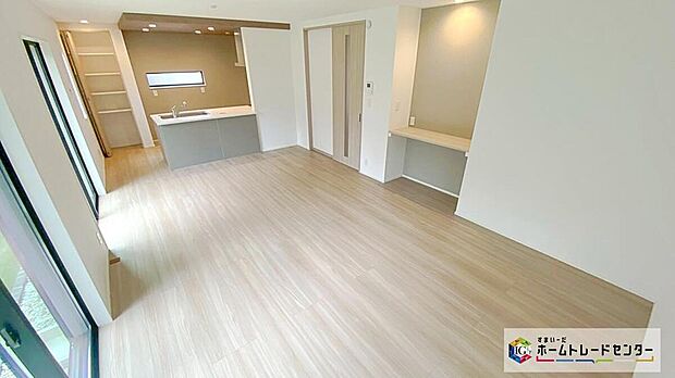 【☆ リビング ☆】リビングには大きな窓がございますので、採光、風通しも良好です☆
収納もございますので、散らかりがちなリビングがスッキリ片付きます☆