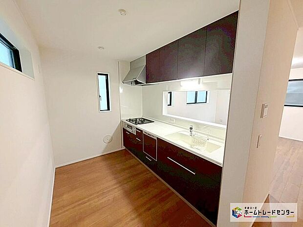 【キッチン】豊富な収納力もございますので、キッチンスペースをスッキリとお使い頂けそうです。