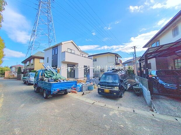 【前面道路含む現地写真】カースペース並列２台分ございます！家族分の自転車の駐輪スペースとしても勿論、来客用の駐車スペースとしてもお使いいただけます。