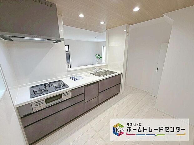 【キッチン】窓付きの明るく爽やかなキッチンスペースに、人工大理石トップのシステムキッチンをご用意♪豊富な収納力もございますので、キッチンスペースをスッキリとお使い頂けそうです。