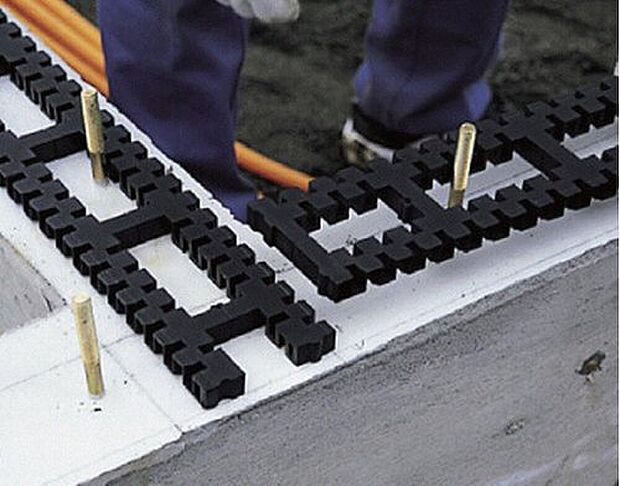 【基礎パッキン】基礎と土台を絶縁することで、腐朽菌や、シロアリの被害を未然に防ぎ、建物の耐久性や建材の持つ性能を十分に発揮させます。キソパッキンロングを通して、基礎全周から床下内へ自然の風を送り込みます。