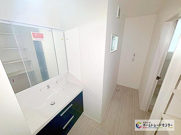 【洗面台・洗面所】白を基調とした爽やかなサニタリースペース。清潔感のある快適空間です。毎日の身支度も気持ち良くお使い頂けます。