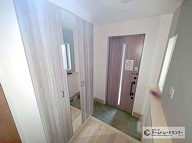 【玄関】お家を出る前に玄関ミラーで最終チェックをすることができます♪