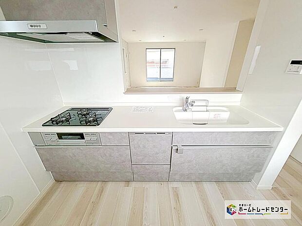 【キッチン】明るく開放感のあるリビング。対面式キッチンは、いつでもご家族を感じられる空間作りの重要ポイントになりそうです。