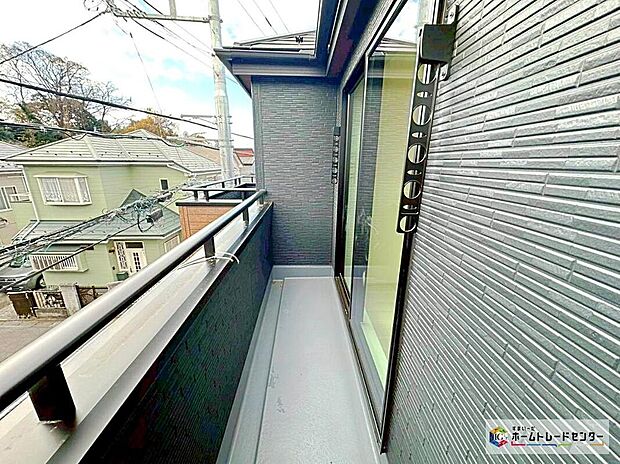 【バルコニー】バルコニーを南向きに設置いたしました♪心地よい陽射しや暖かな風を楽しむことが出来ます♪晴れた日にはたっぷりの洗濯物や布団を干せます！