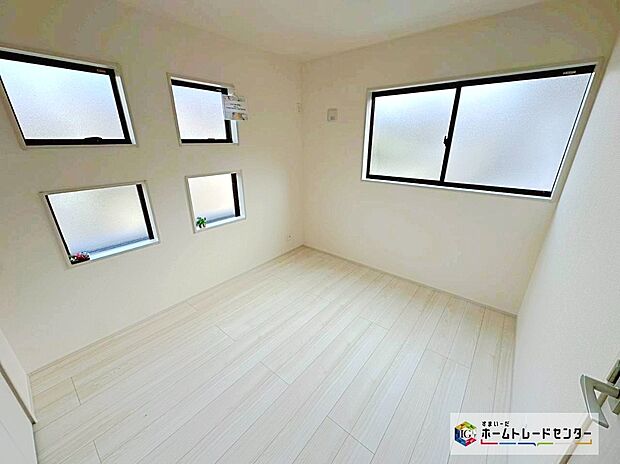 【Low-E複層ガラス】居室部分の窓ガラスには2枚のガラスの間に空気層を設けたペアガラスを採用。高い断熱性と共にガラス面の結露対策にも発揮します。