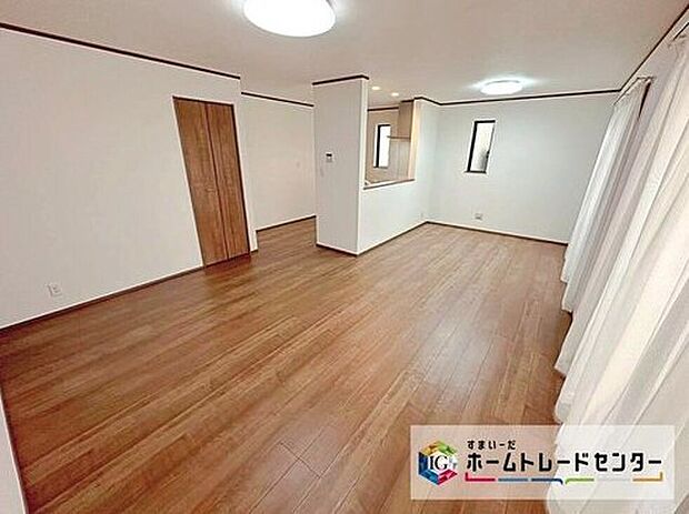 【リビング】ママの目線でデザインされた住まいは、水回りの道線や豊富な収納など魅力がたくさん。住み心地の良さをぜひご体感下さい！