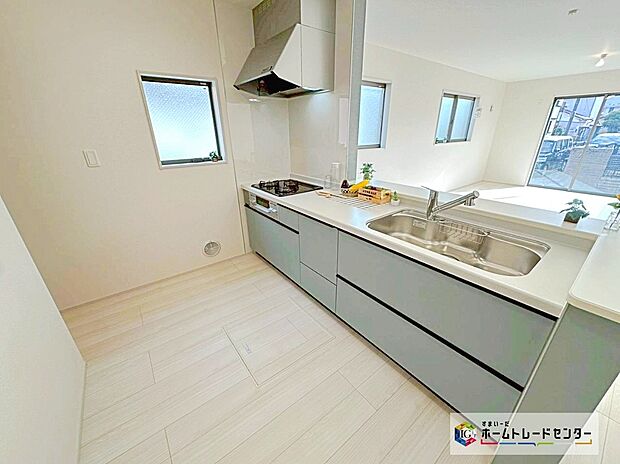 【リビング以外の居室】穏やかな光が差し込む室内には、穏やかな時間が流れます。休日には、落ち着いた空間で自分の趣味を楽しむのはいかがですか。