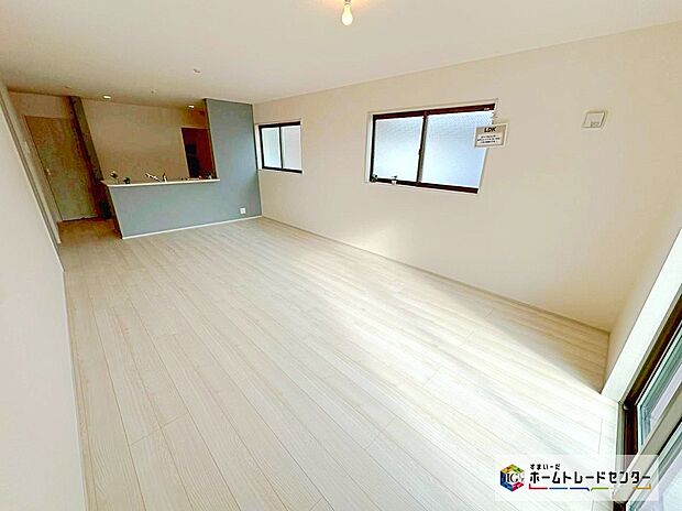 【リビング】大きな窓のあるリビングは、陽光あふれる明るい空間です。居心地良く、ご家族皆がゆったり寛げる憩いの空間となりそうです。