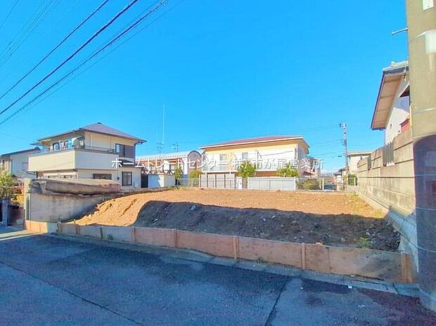 【現地外観写真】敷地５４坪！カースペース並列２台分＆お庭スペースもございます♪
リビング広々１８．２５帖！シューズインクローク付、ゆとりの４LDKプランです☆