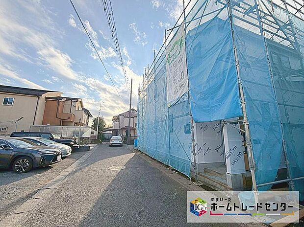 【前面道路含む現地写真】カースペース３台分ございます！家族分の自転車の駐輪スペースとしても勿論、来客用の駐車スペースとしてもお使いいただけます。