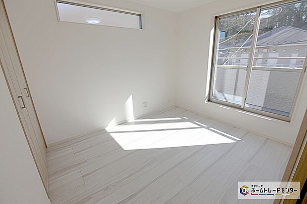 【洋室】全居室に収納を完備しておりますので、居室の全空間を有効活用出来ます。自分好みのお部屋で、ゆったりお寛ぎ頂けます。