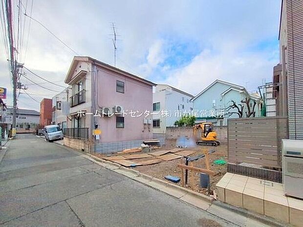 【前面道路含む現地写真】賑わいの商店街をぬけ、穏やかな街並みへ♪駅チカの利便性を享受しながら、穏やかで快適にお過ごし頂けそうです☆