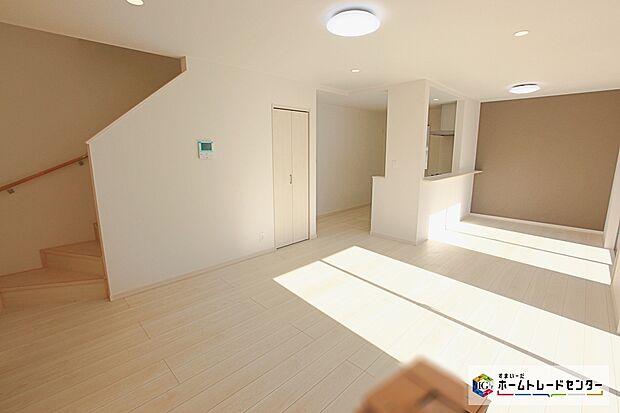 【リビング 】☆ 床暖房付 リビング ☆
リビングは15.75帖超!明るく居心地良く、ご家族皆がゆったり寛げる憩いの空間となりそうです♪