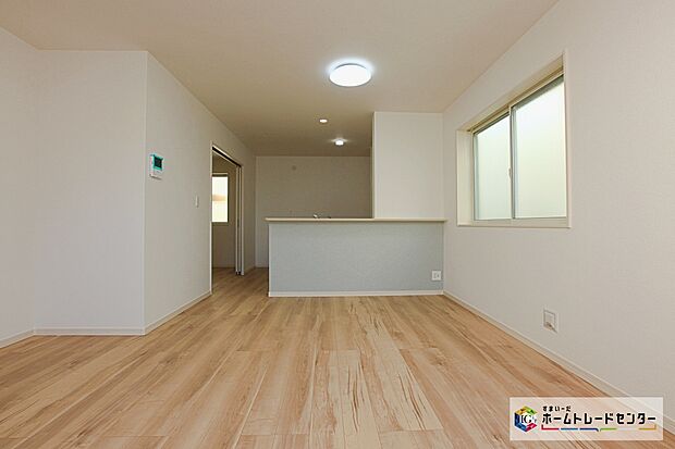 【リビング】☆ リビング ☆
広々としたLDKに、自分好みのインテリアでレイアウト。季節ごとに模様替えなども、楽しみの一つとなりそうです。