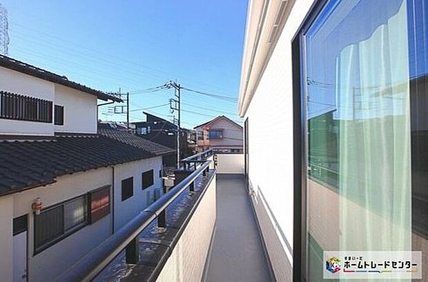 【バルコニー】ワイドバルコニーを設置いたしました！心地よい陽射しや暖かな風を楽しむことが出来ます♪晴れた日にはたっぷりの洗濯物や布団を干せます！