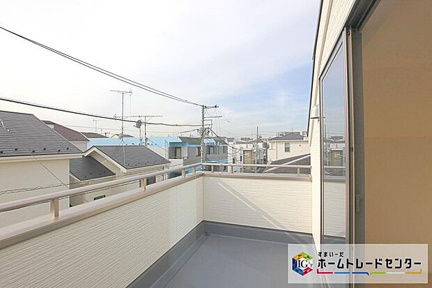 【バルコニー】心地よい陽射しや暖かな風を楽しむことが出来ます♪