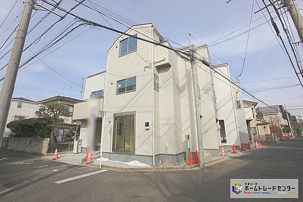 【前面道路含む現地写真】道幅の広い角地なので明るく開放感に溢れた好立地です！お車の出し入れもラクラク♪