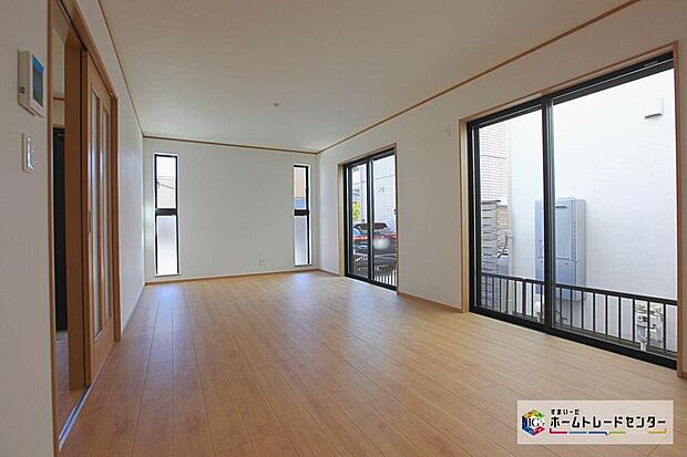 【リビング】掃き出し窓が２つあるため、採光や風通しが良く心地よい空間となっております♪