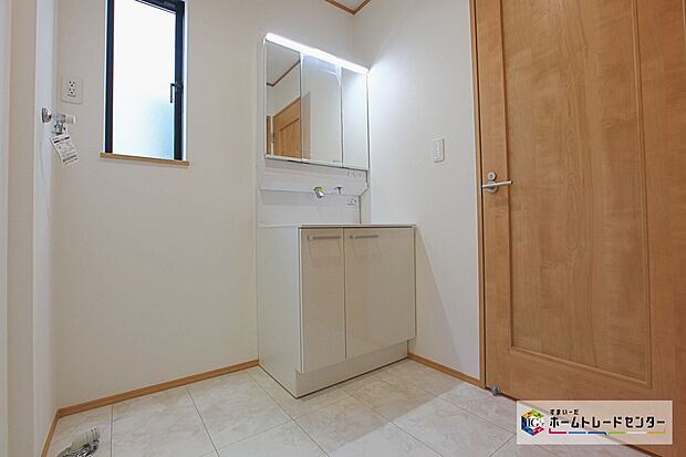 【サニタリースペース】洗面所スペースは着替えには十分な広さがございます。自然光の入る明るいスペースとなっています☆