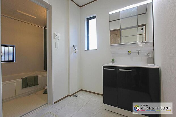 【洗面台・洗面所】洗面所スペースは着替えには十分な広さがございます。自然光の入る明るいスペースとなっています☆