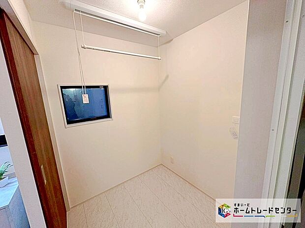 【脱衣所＆室内干しスペース】洗面所と脱衣所は分かれています。脱衣所兼室内干しスペースとしてつかえます☆