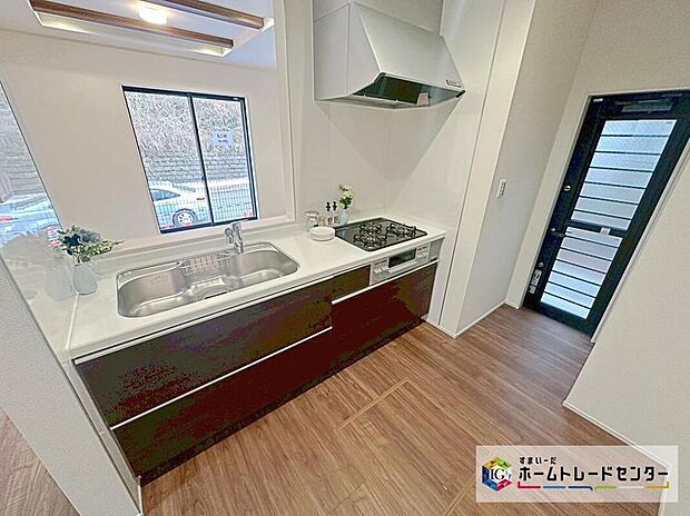 【キッチン】人工大理石トップのシステムキッチン。見栄えもよくお手入れもスムーズに出来ます。豊富な収納力もございますので、キッチンスペースをスッキリとお使い頂けそうです。