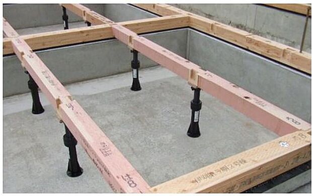 【床束☆シロアリ被害を受けない樹脂製を採用☆】階の床を支える部材で、しっかりとした荷重性能があります。床を支える床束そのものが腐朽しては意味がありません。当社はシロアリや腐朽に無縁の安心の樹脂製を採用しております。施工後、乾燥による大引の木やせで生じた隙間を後から簡単に調整することも可能です。