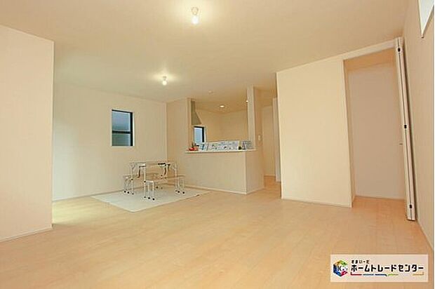 【リビング】リビングにも収納を完備。細々した文房具から掃除機やヒーターなどの家電まで収まる、幅広い収納力です。

